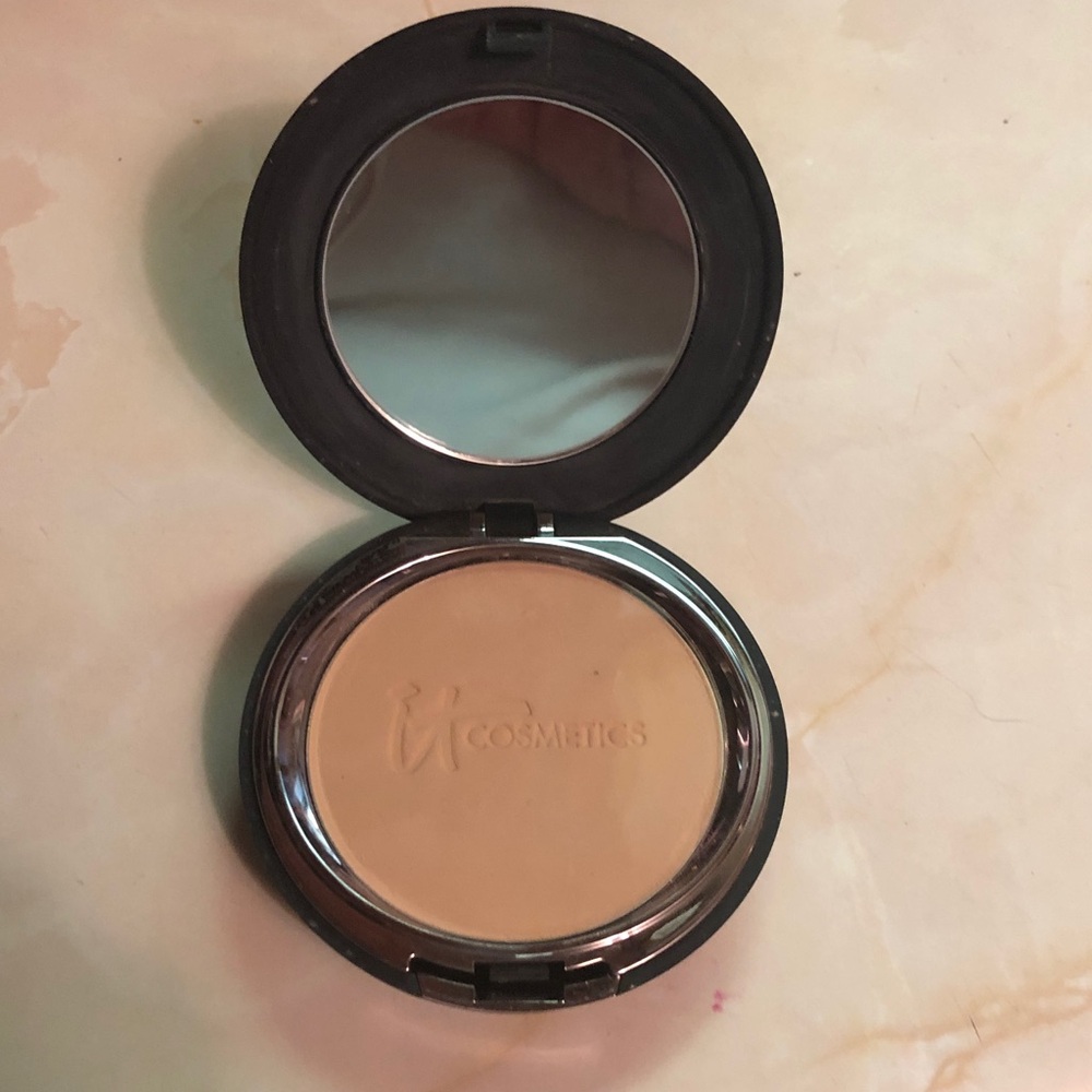 it cosmetics Full Coverage Anti-Aging Hydrating Powder Foundation in Medium